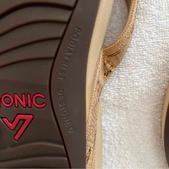 Vionic High Tide Flip Flop Sandals size 11 Beige Podiatrist, Designed NWOT🔥🔥 - Picture 9 of 11